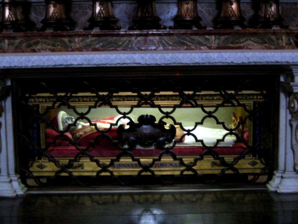 Pope-innocent-xi-tomb