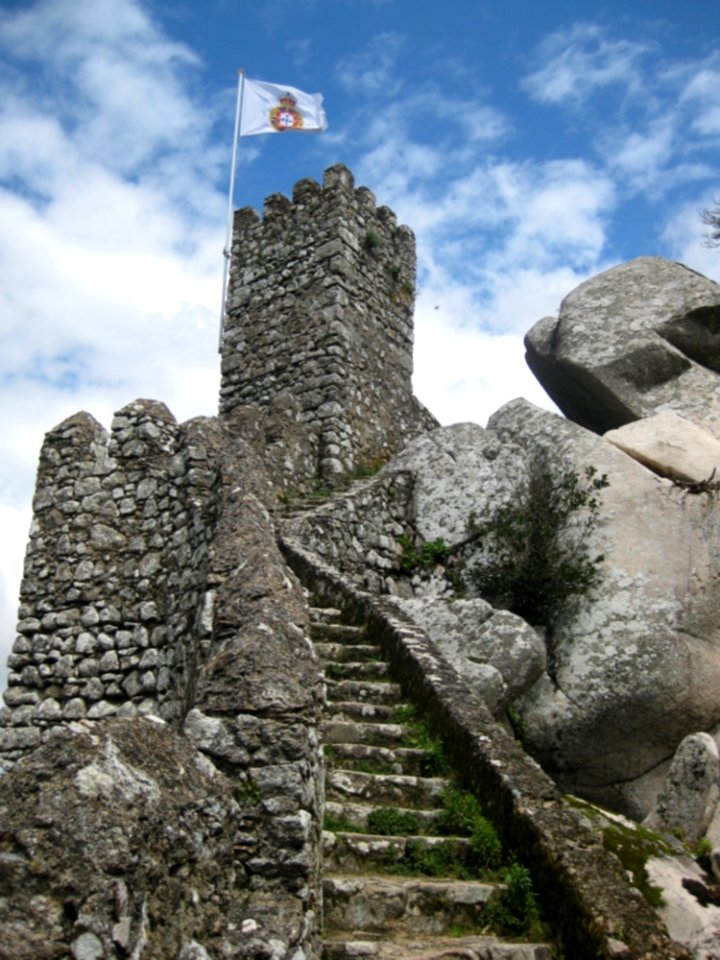 Portugal-royal-flag-on-watchtower