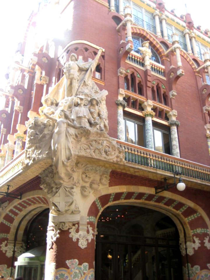 Palau-corner-with-sculptures