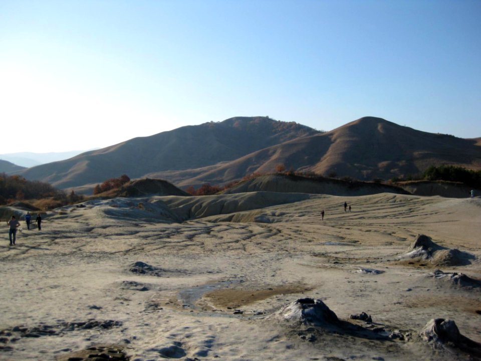 Mud-volcanoes-chimneys