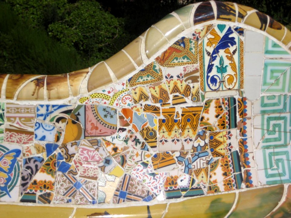 Mosaic-tiles-in-park-guell