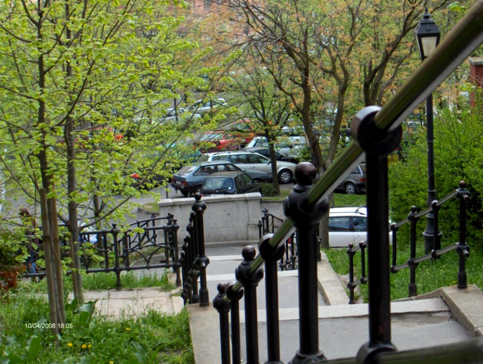 Metal-rail-for-stairway