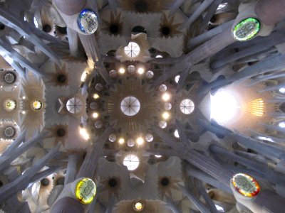 Interior-pillars-of-sagrada