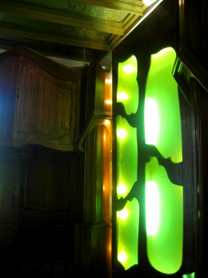Green-backlit-armoir