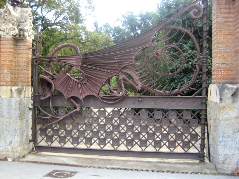 Gaudi-iron-dragon-on-gate