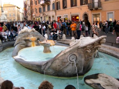 Fontana-della-barcaccia-in-piazza-di-spagna
