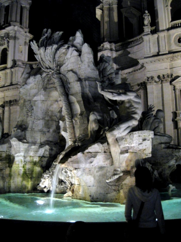 Fontana-dei-quattro-fiumi-at-night