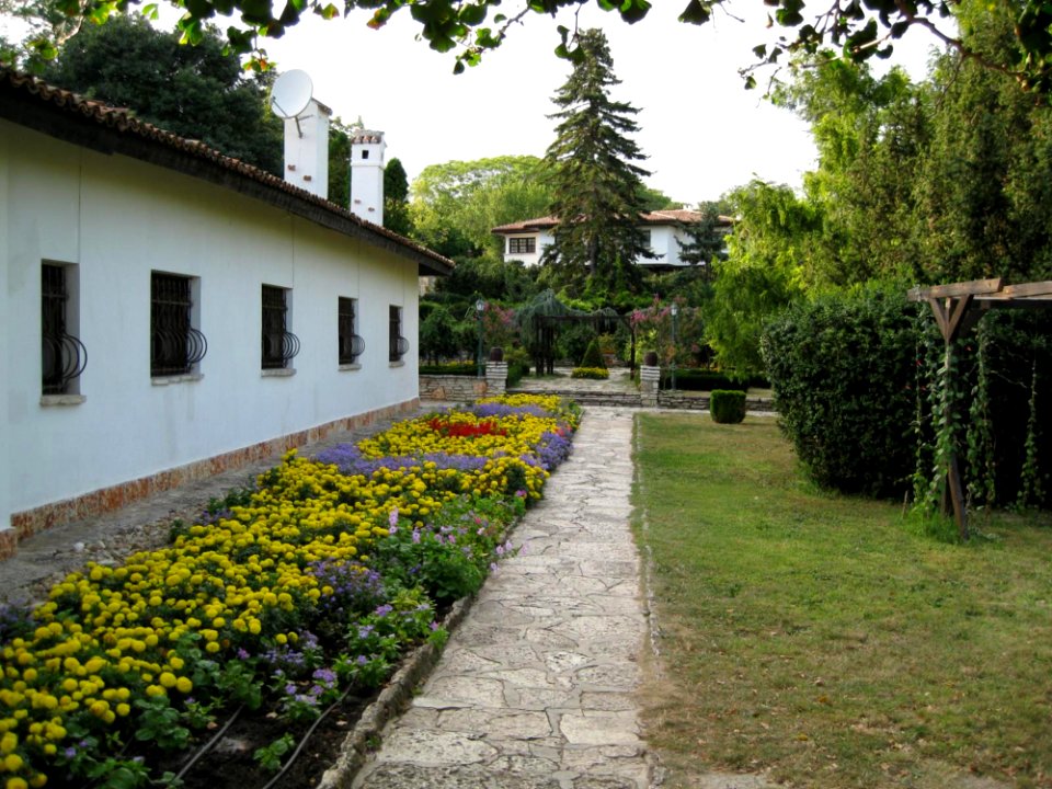 Flower-sided-alley