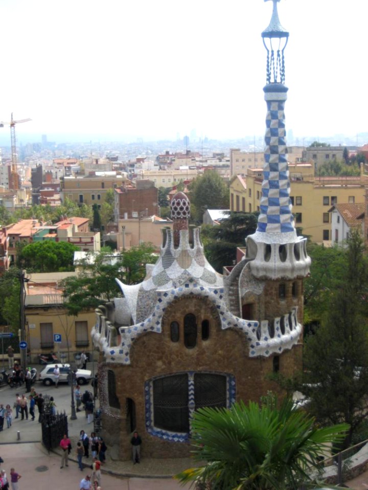 Entrance-house-in-guell-park