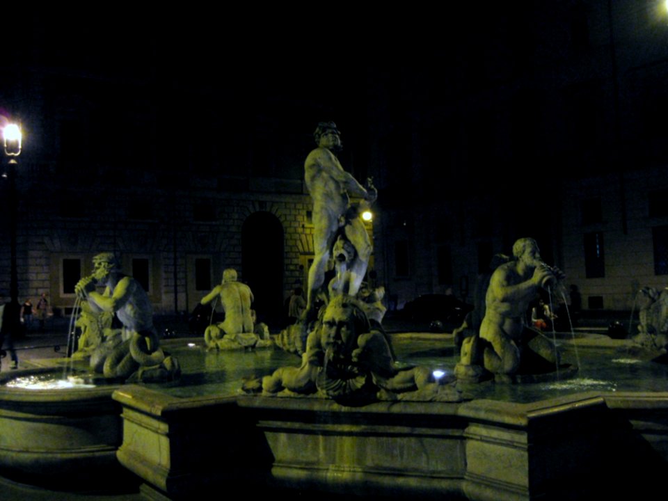 Fontana-del-moro-at-night