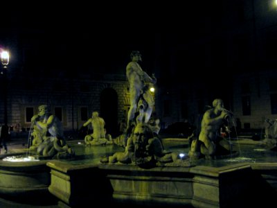 Fontana-del-moro-at-night
