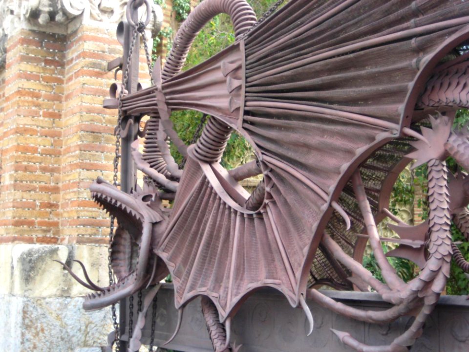 El-drac-de-gaudi-at-pavellons-guell-iron-dragon-gate