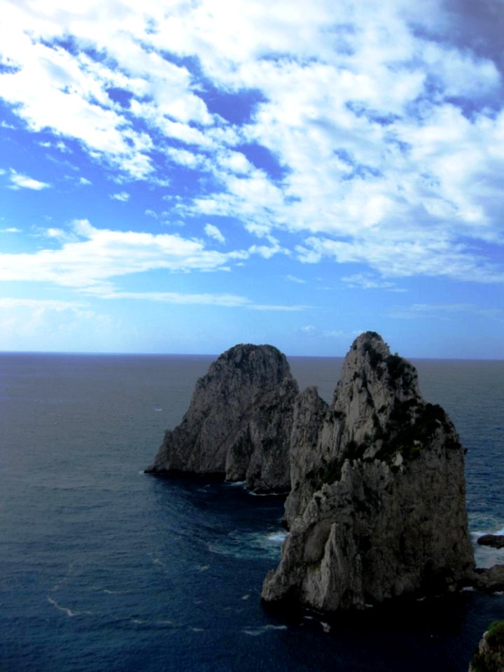 Faraglioni-lonely-rocks