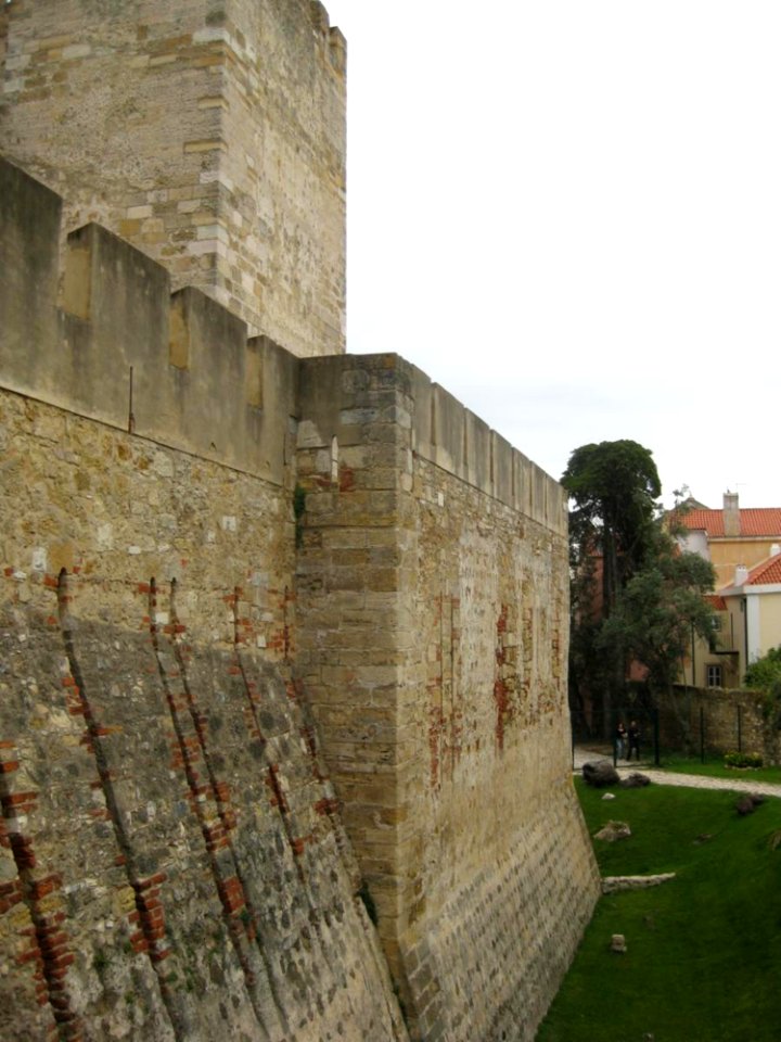 Defense-walls-of-sao-jorge-castle