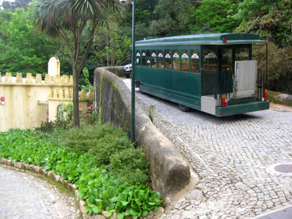 Bus-going-uphill-to-pena-palace