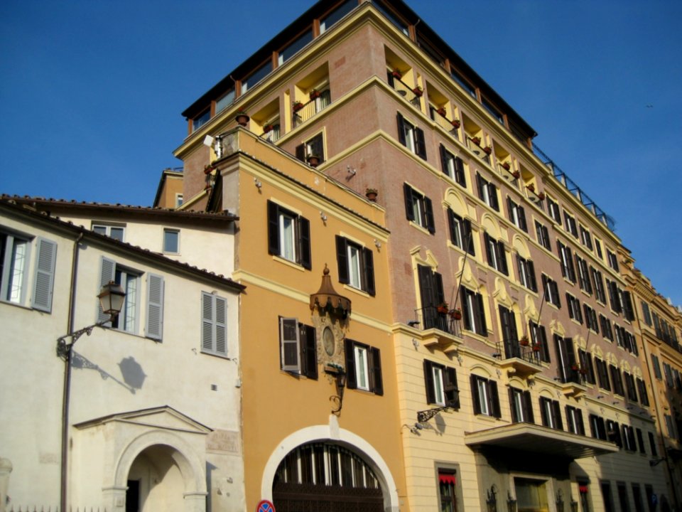 Buldings-close-to-spanish-steps
