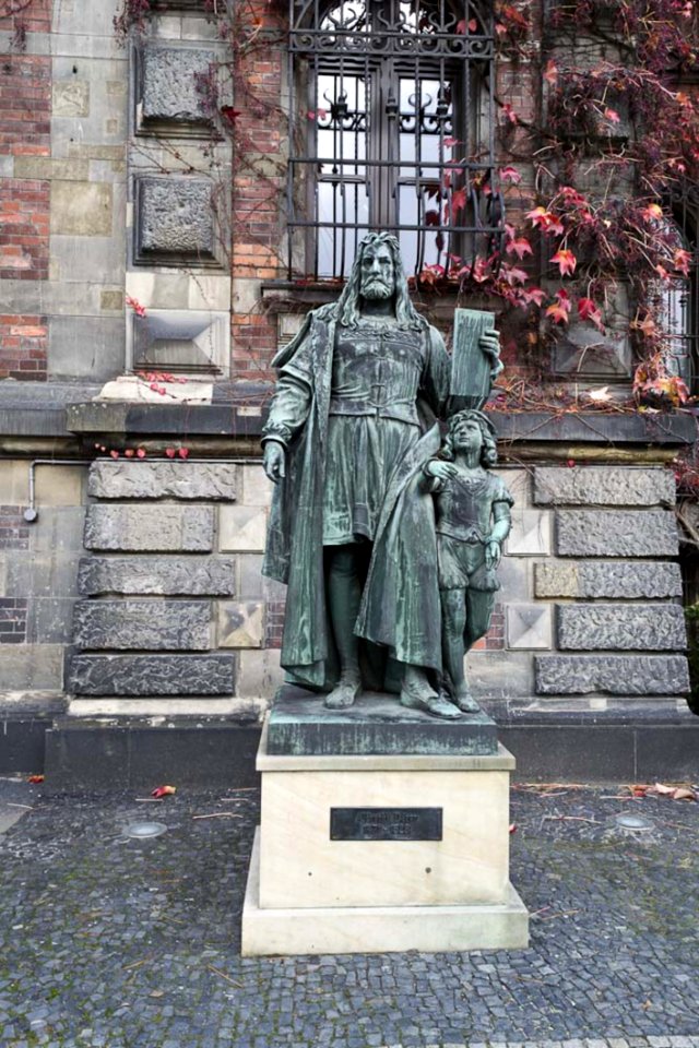Albrecht Durer Statue