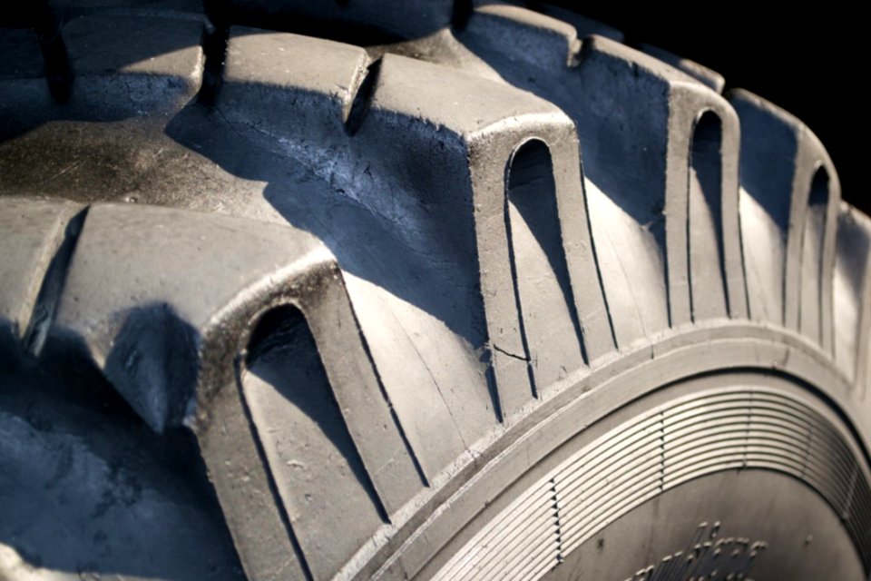 Tread-pattern-of-a-military-vehicle