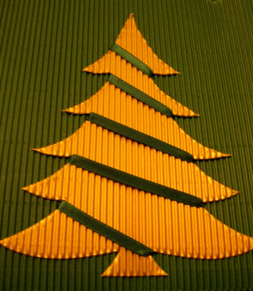 Stylized-christmas-tree-on-gift-wrapping