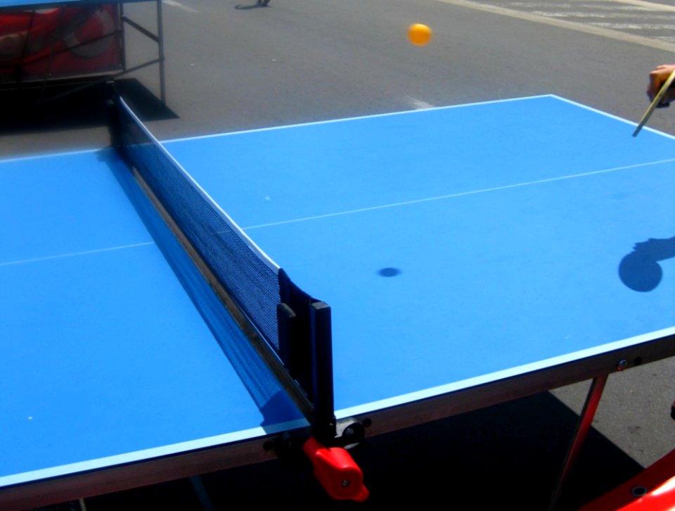 Table-tennis-player-preparing-to-hit-ball