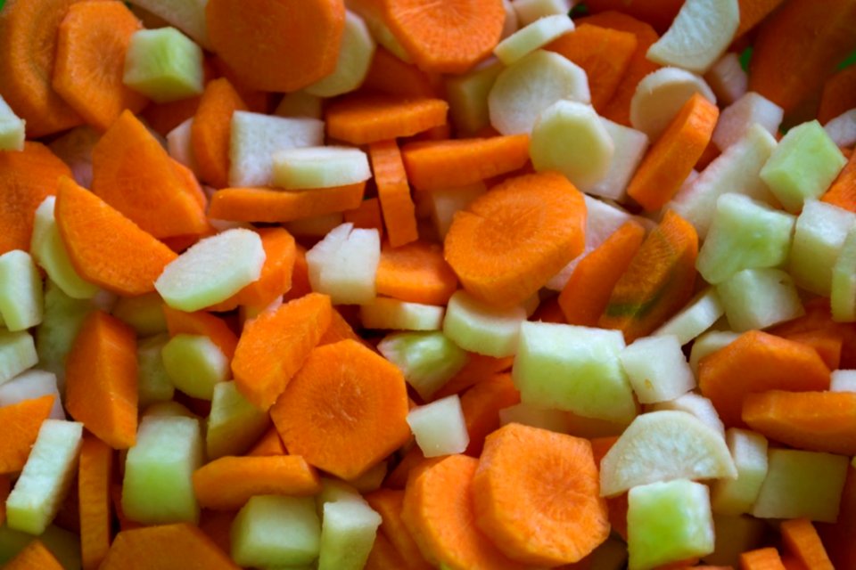 Sliced-carrots-parsley-and-kohlrabi