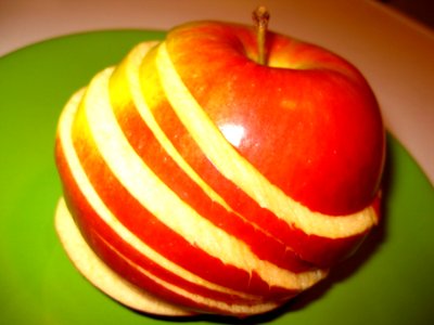 Sliced-apple-on-green-plate