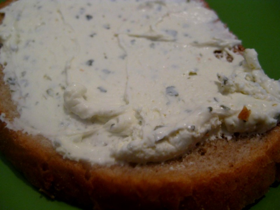 Slice-of-bread-with-cream-cheese-and-herbs