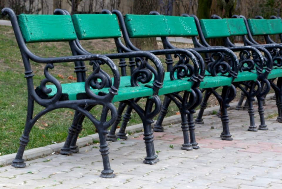Row-of-green-benches-on-alley