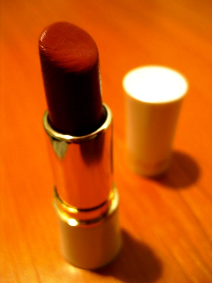 Red-lipstick-and-cap