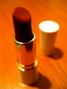 Red-lipstick-and-cap