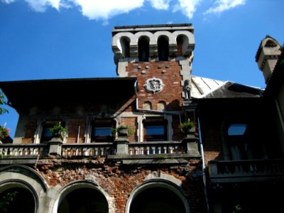 Old-house-with-red-brick-facade-and-stone-arches