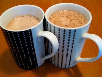 Pair-of-dotted-mugs-with-chocolate