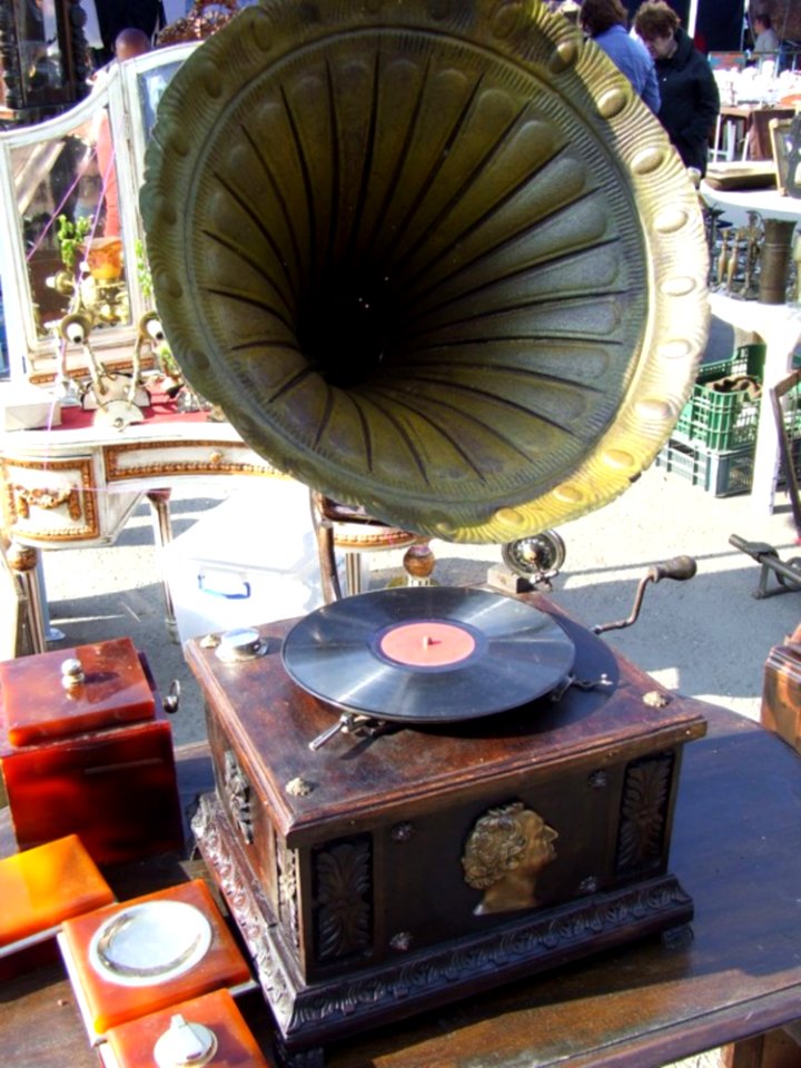Old-gramophone-an-antique-market