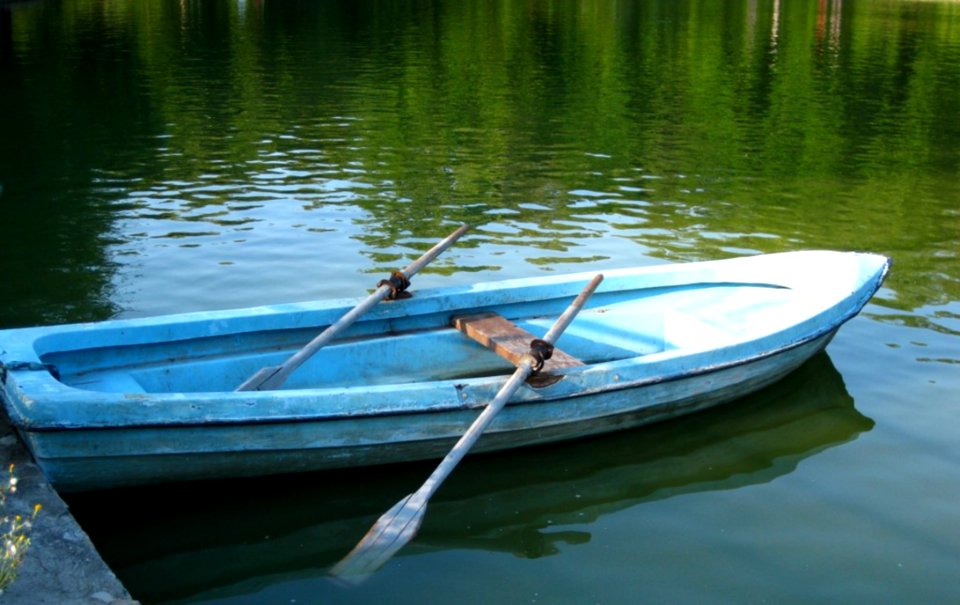 Old-boat-with-peeled-off-paint