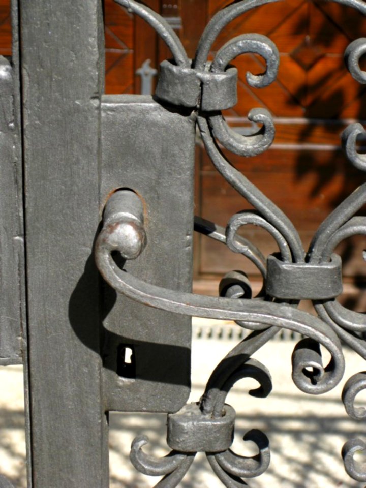 Handle-on-wrought-iron-gate