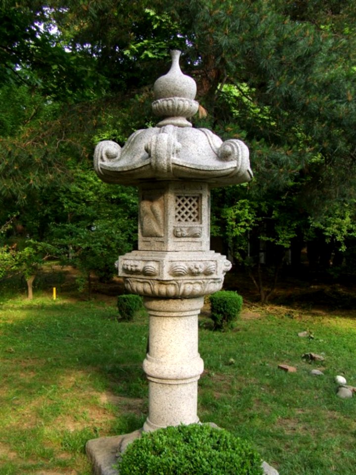 Japanese-garden-lamp
