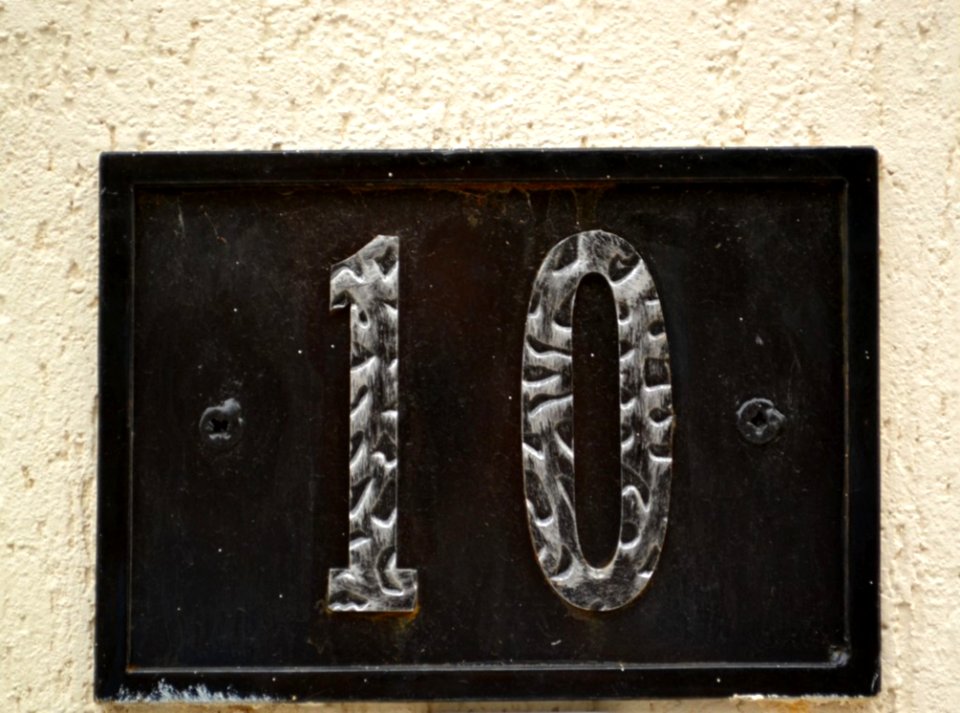 House-number-10-sign