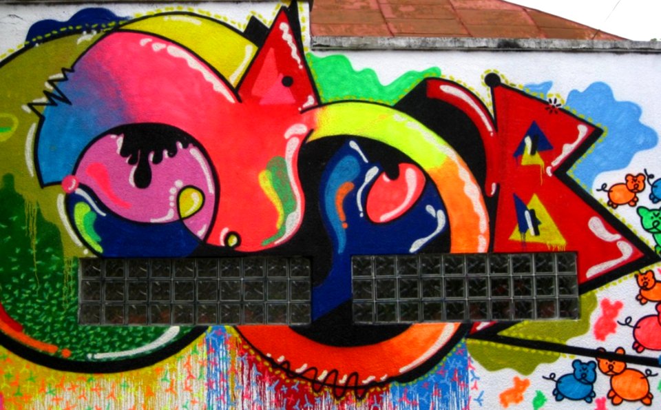 Happy-colored-grafitti-wall