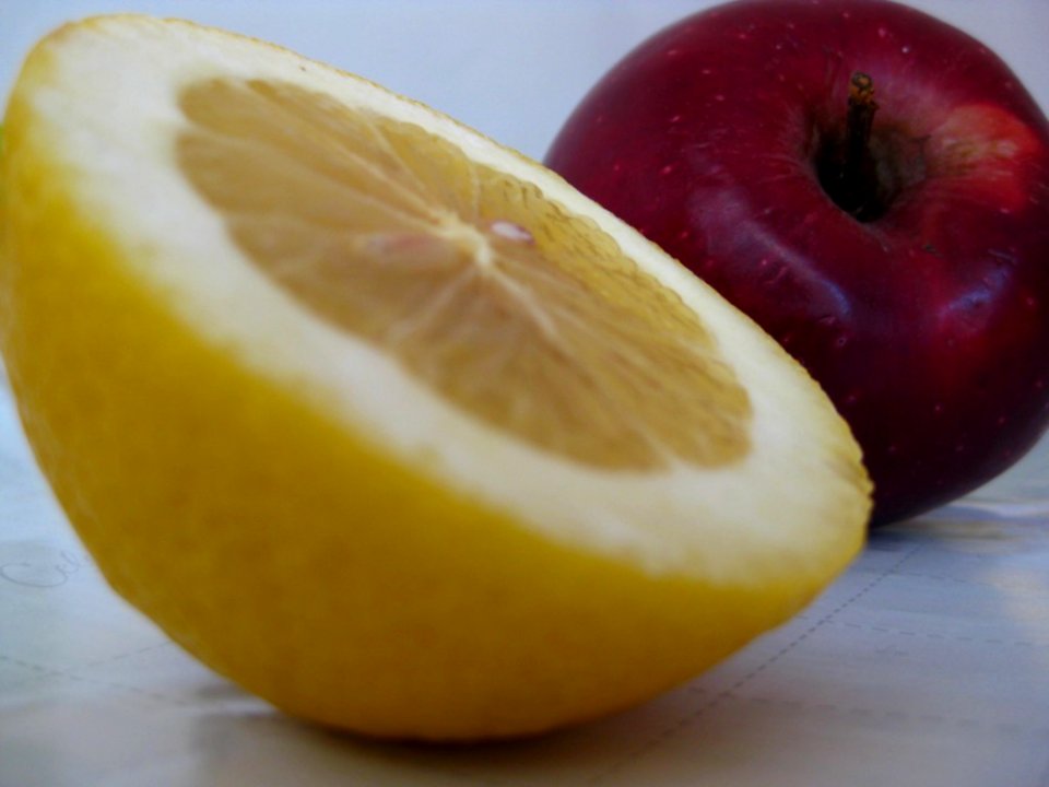 Halved-lemon-and-apple