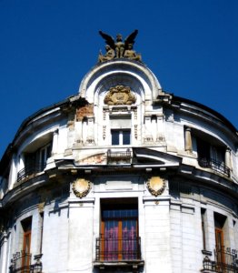 Facade-with-sculpture-group