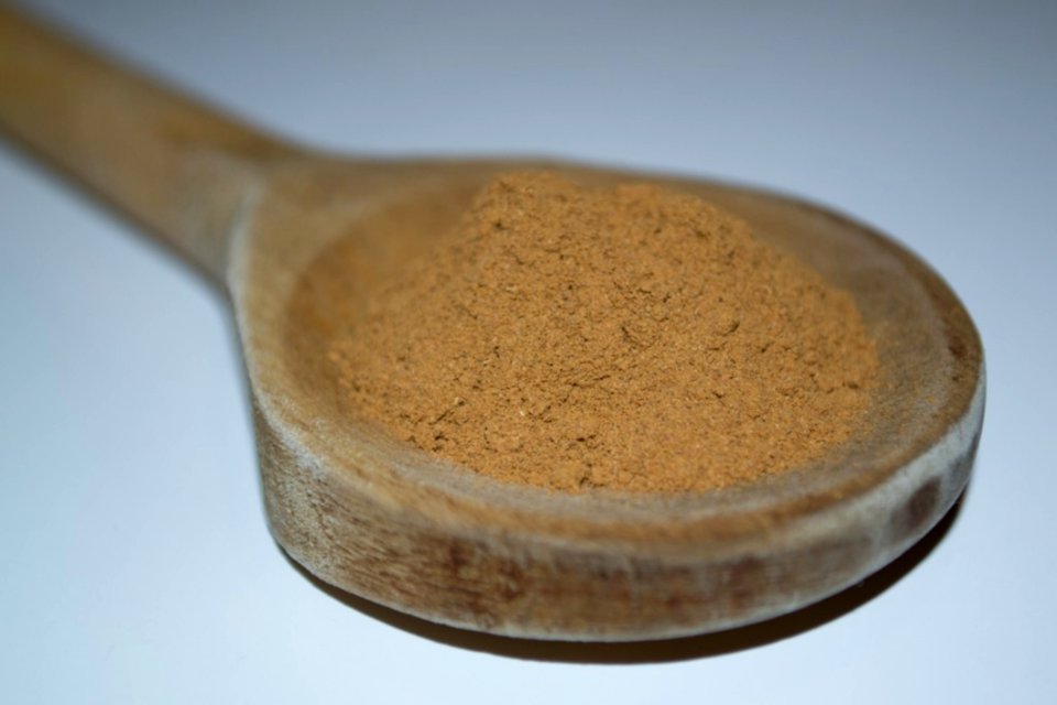 Cinnamon-powder-in-wooden-spoon