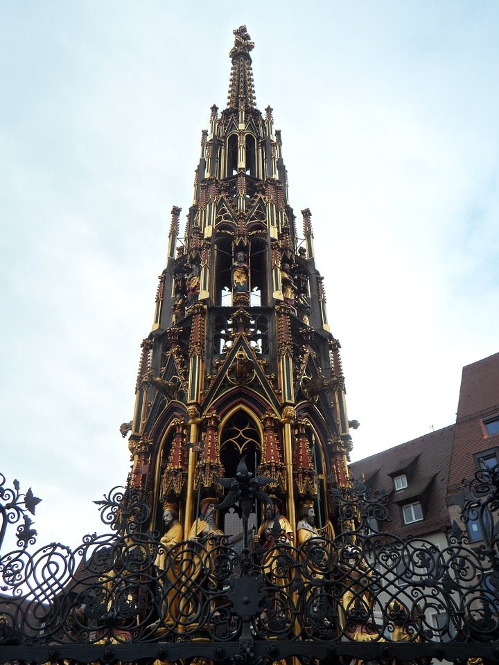 Wishing well gold decorated