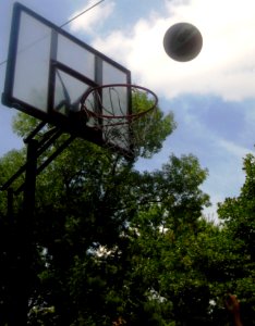 Basketball-heading-for-the-net