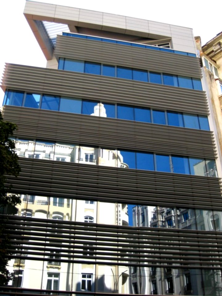 Art-deco-hotel-reflection-on-office-building