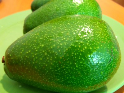 Avocados-on-green-plate