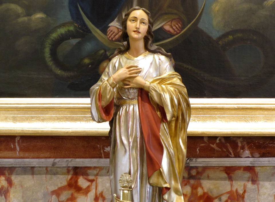 Virgin mary statue sculpture