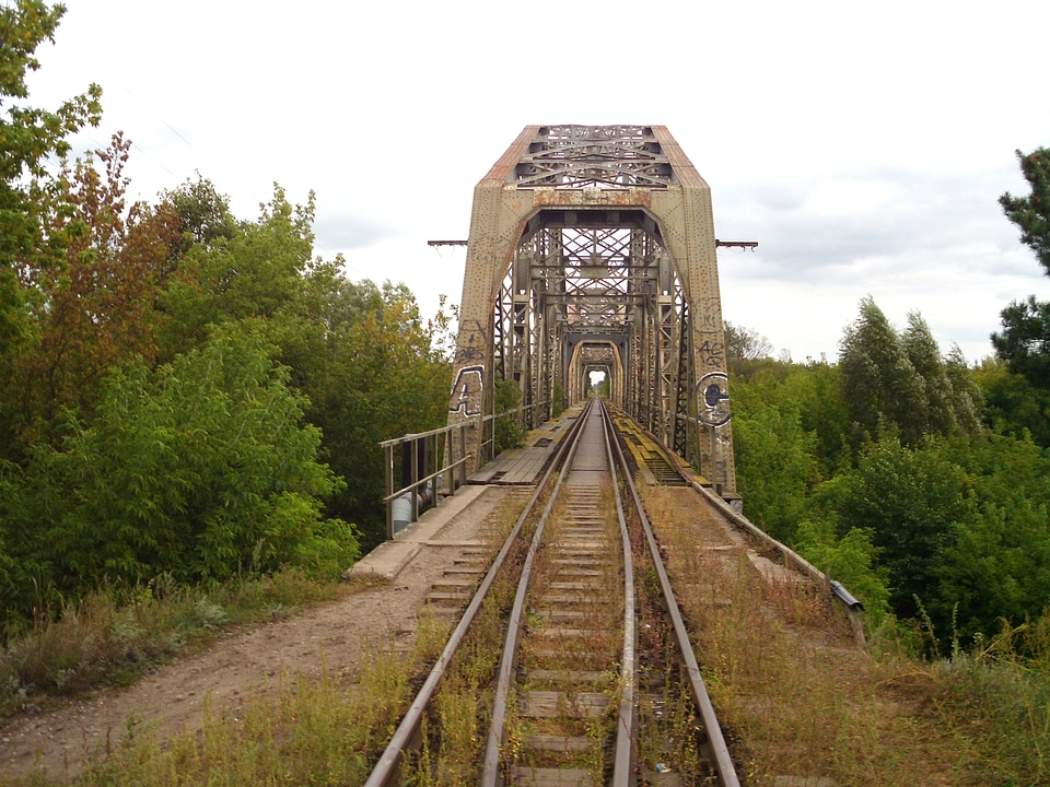 Tracks bridge transportation