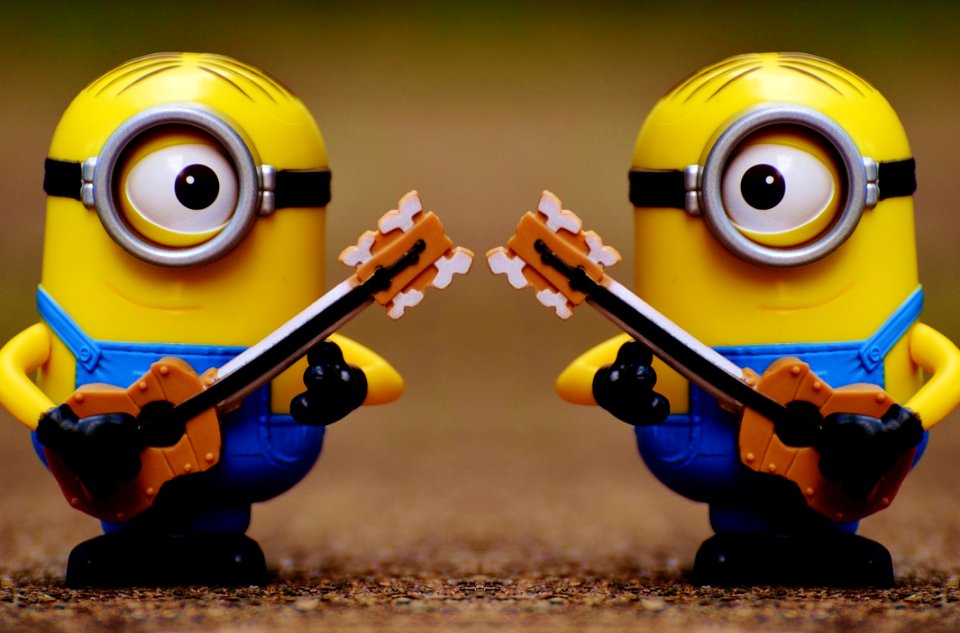 2 Minion Holding Guitar Toy