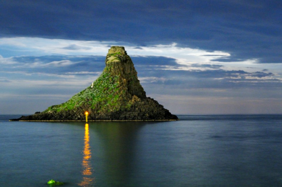 Acitrezza Faraglioni Moonrise Sicilia Italy Italia - Creative Commons By Gnuckx Mampm