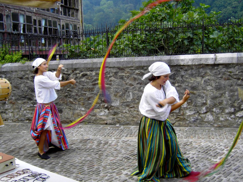 Street Performers In Lanestosas Medieval Market